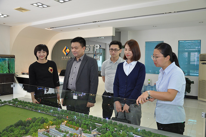 集團(tuán)動(dòng)態(tài)丨東莞市中小微民營(yíng)企業(yè)的技術(shù)開(kāi)發(fā)服務(wù)云平臺(tái)和產(chǎn)業(yè)數(shù)據(jù)中心調(diào)研座談會(huì)于常平科技園順利召開(kāi) 集團(tuán)動(dòng)態(tài)丨東莞市中小微民營(yíng)企業(yè)的技術(shù)開(kāi)發(fā)服務(wù)云平臺(tái)和產(chǎn)業(yè)數(shù)據(jù)中心調(diào)研座談會(huì)于常平科技園順利召開(kāi)