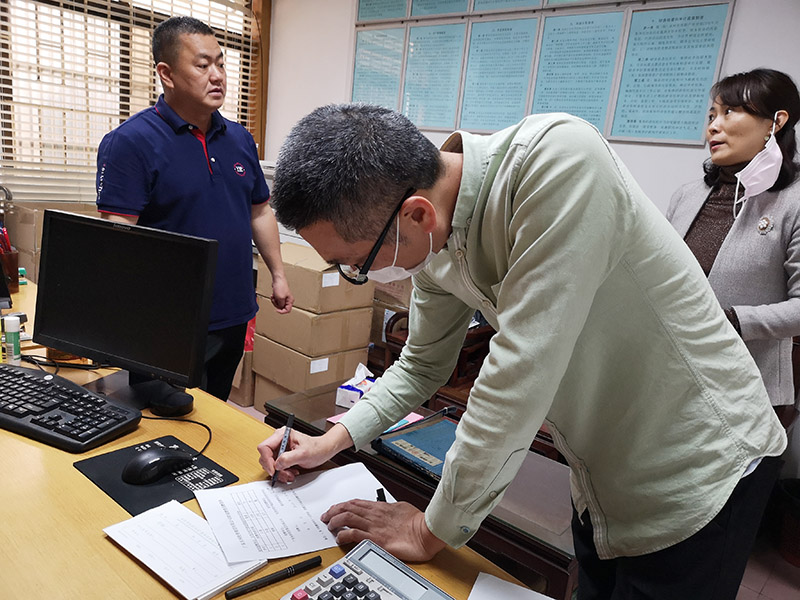 東科集團(tuán)向金美股份經(jīng)濟(jì)合作社捐贈物質(zhì)：在不同戰(zhàn)線，我們一起加油！